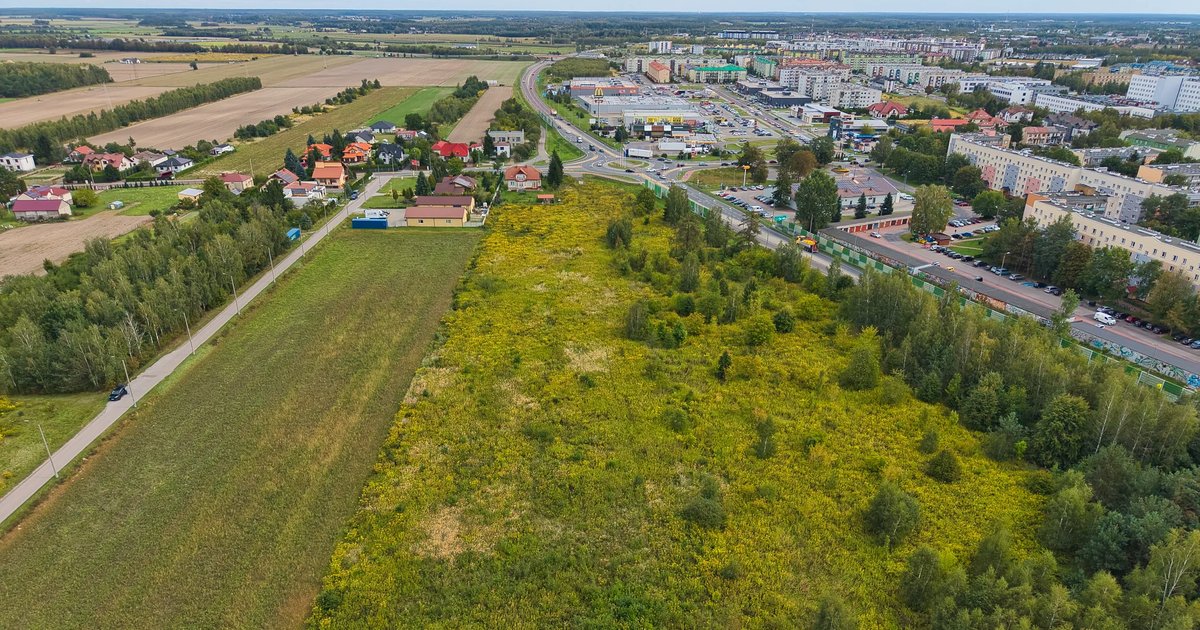 Dokumenty do sprzedaży działki — działka z dojazdem w Białej Podlaskiej, widok z drona